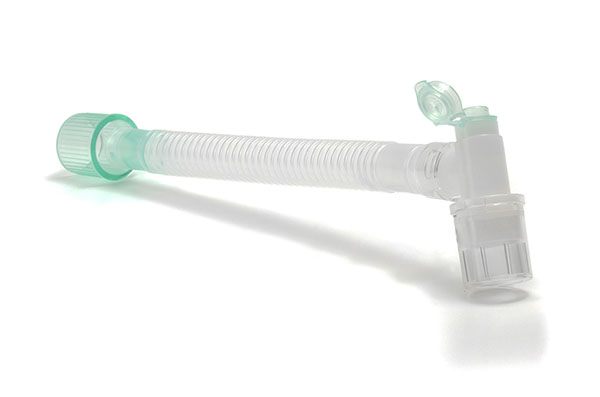 Catheter Mount Flexible 22F - raccord patient coudé à rotule 22M/15F et orifice 7.6mm avec flip top cap, ≥170mm